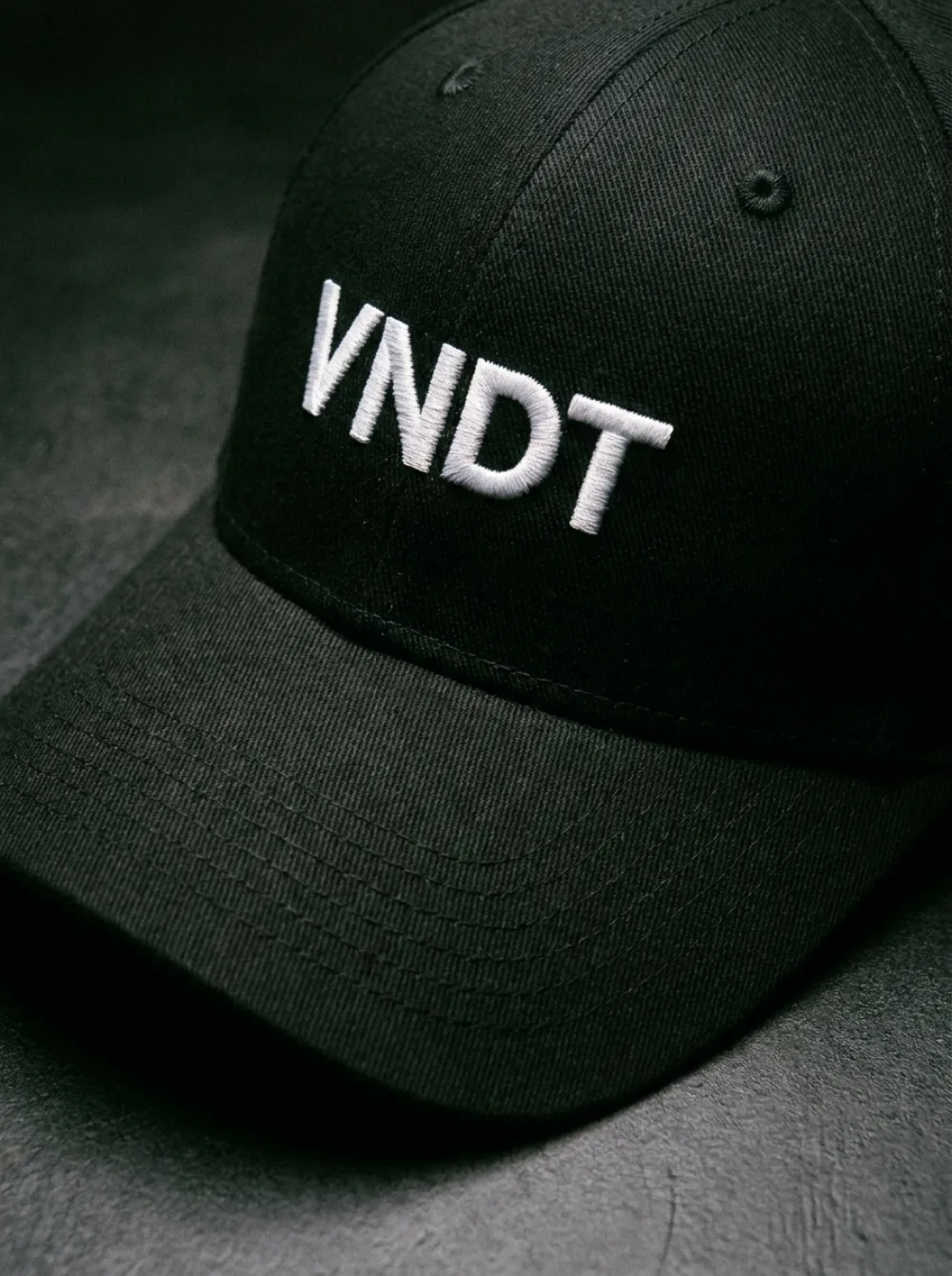 Cap „VNDT“ — Detail