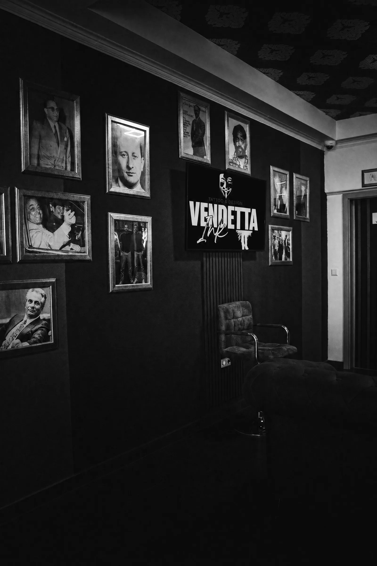 Bilderwand mit Vendetta-Ink-Logo im Studio in Ulm