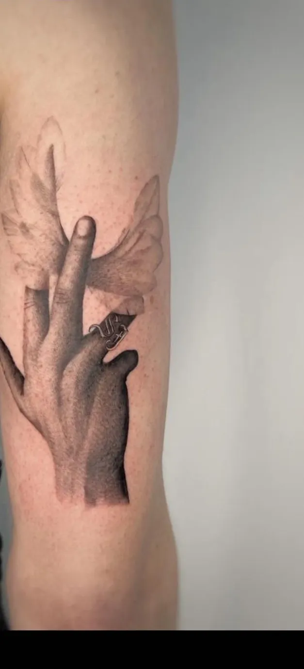 Hand mit Fluegeln am Oberarm — Realismus Tattoo von Alexander