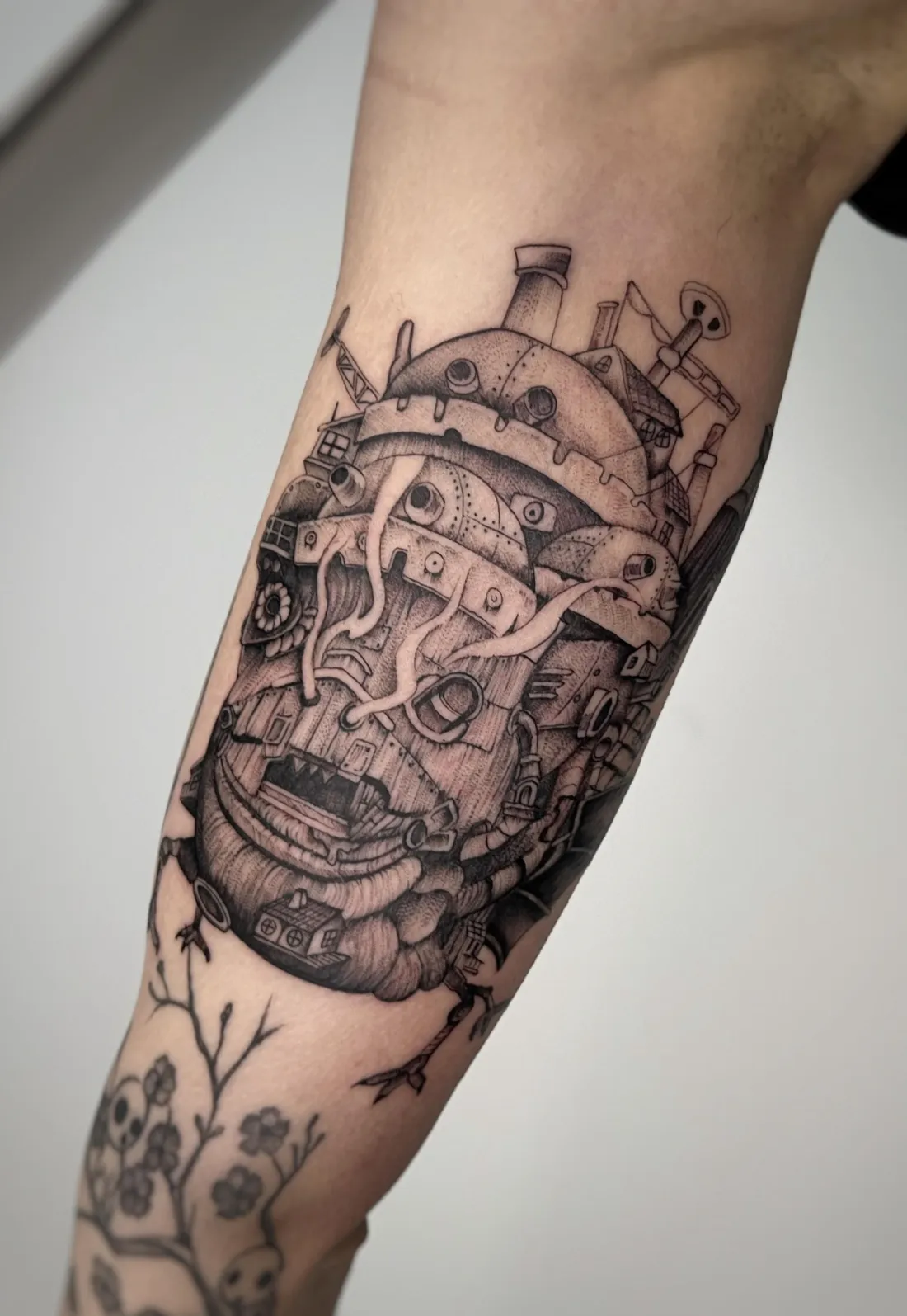 Das wandelnde Schloss am Oberarm — Japanese / Anime Tattoo von Alexander