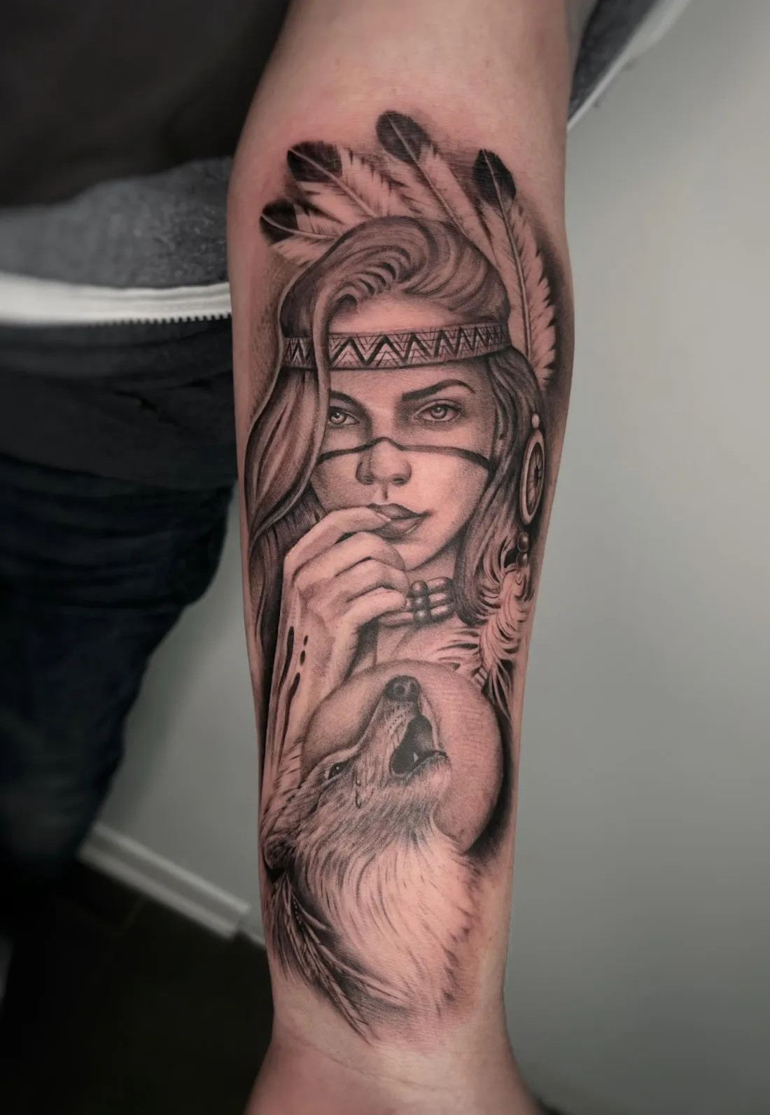 Indianerin mit heulendem Wolf am Unterarm — Realismus Tattoo von Alexander