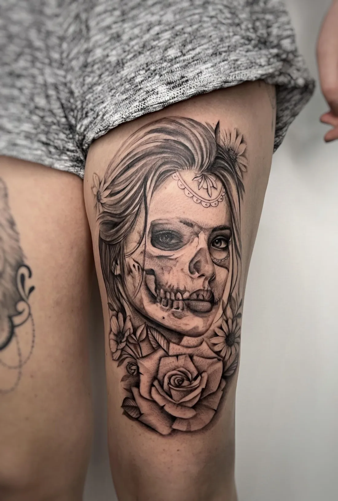 La Catrina mit Rosen auf Oberschenkel — Realismus Tattoo von Alexander