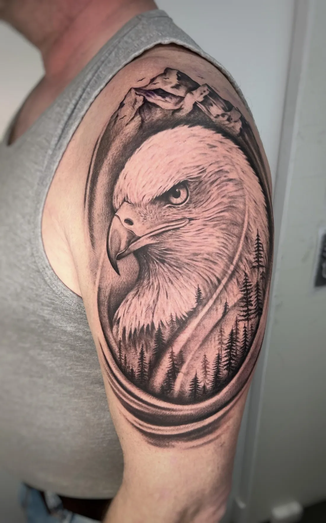 Adler mit Wald an der Schulter — Realismus Tattoo von Alexander