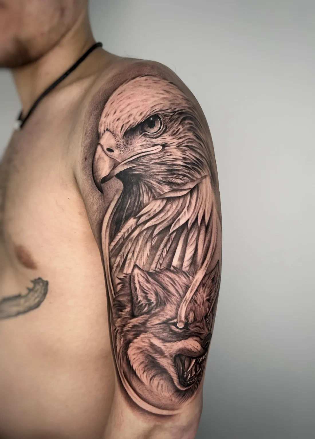 Adler und Wolf am Oberarm — Realismus Tattoo von Alexander
