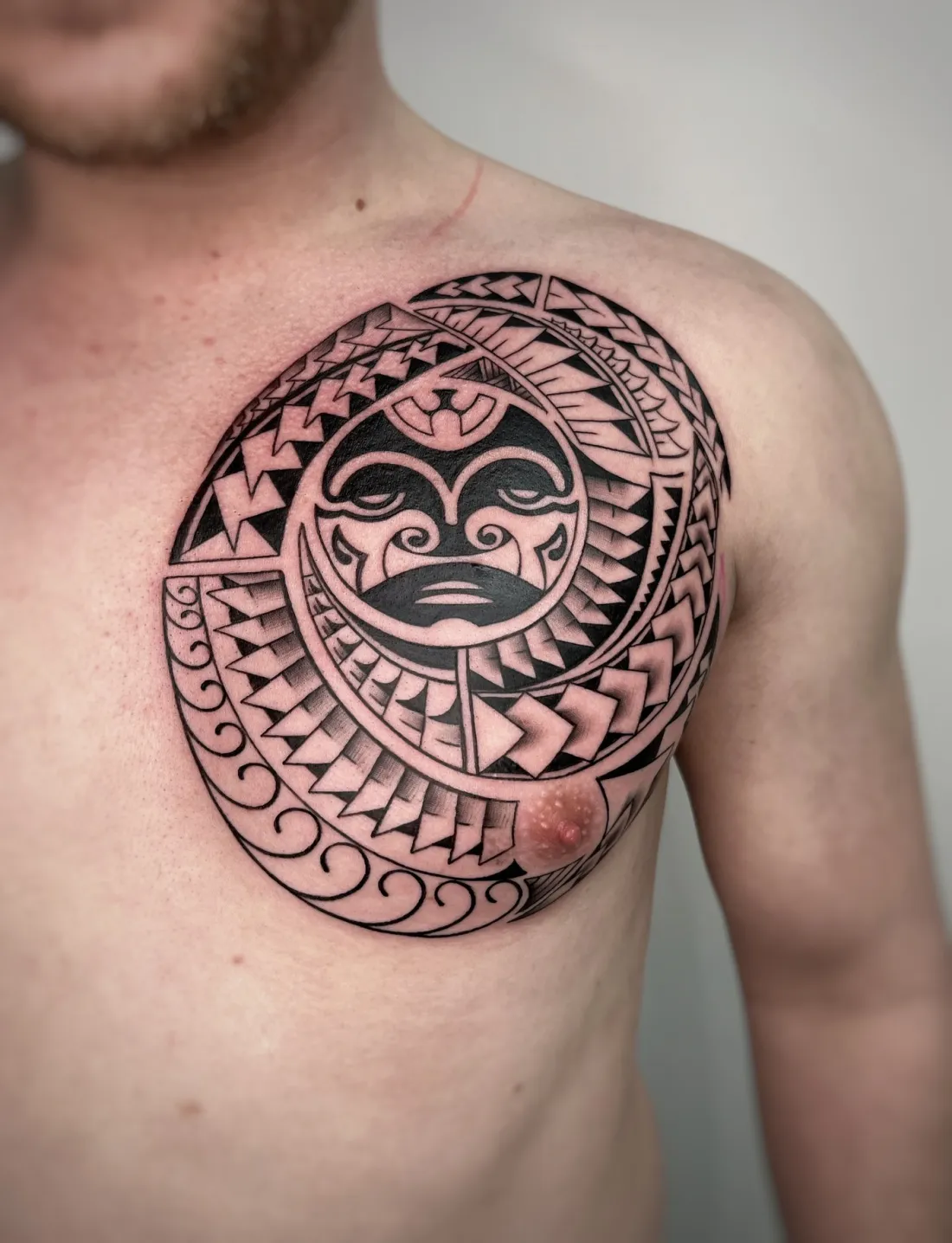 Polynesisches Muster auf der Brust — Maori Tattoo von Alexander