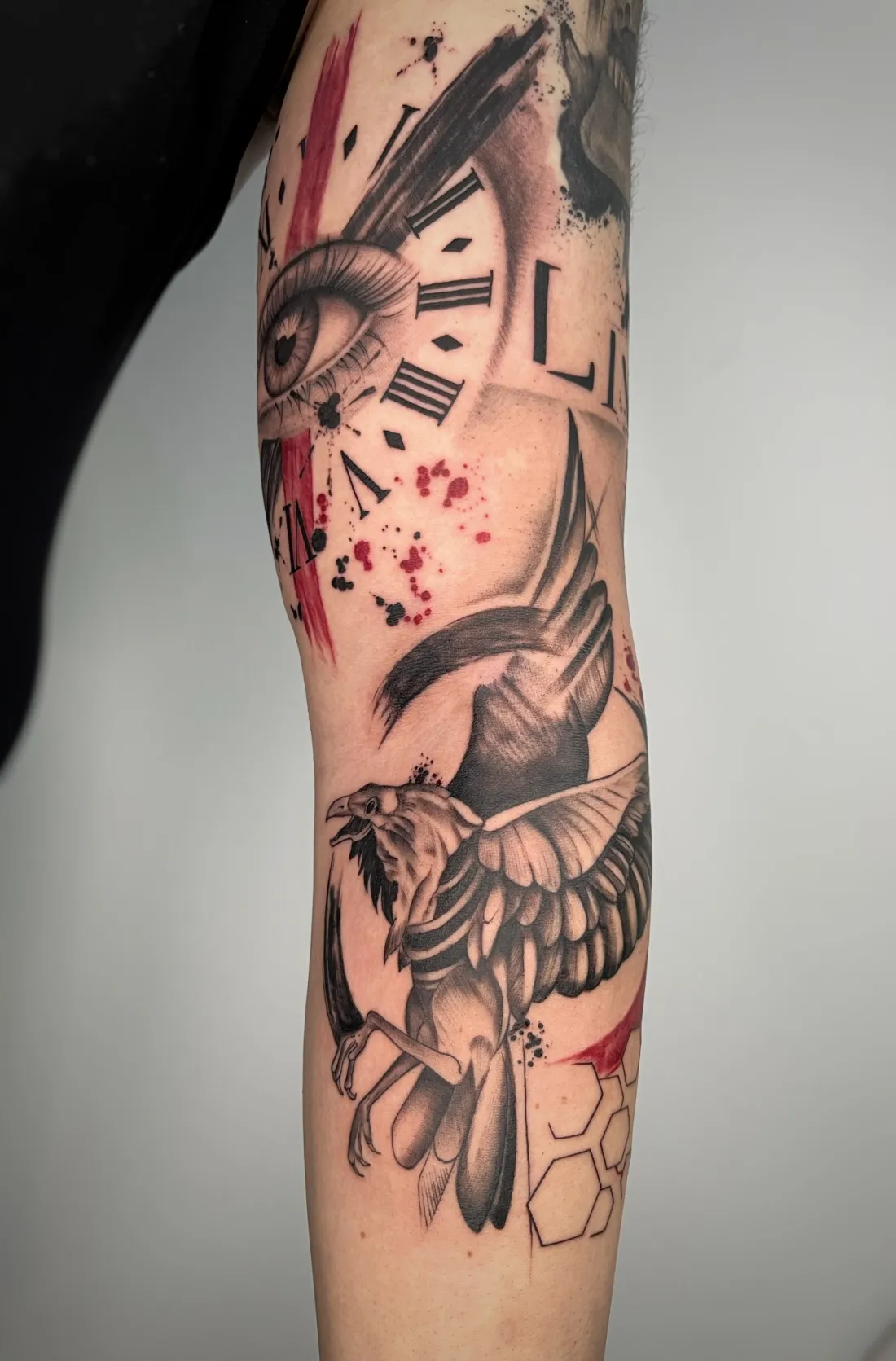 Trash-Polka mit Uhr, Auge und Rabe — Trash Polka Tattoo von Alexander