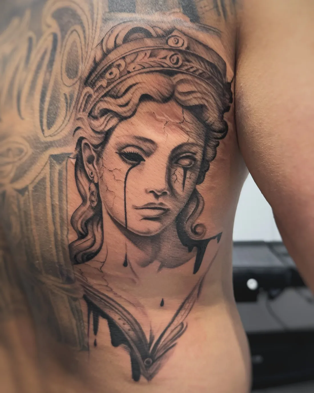 Weinende Statue auf Rippenbogen — Realismus Tattoo von Alexander