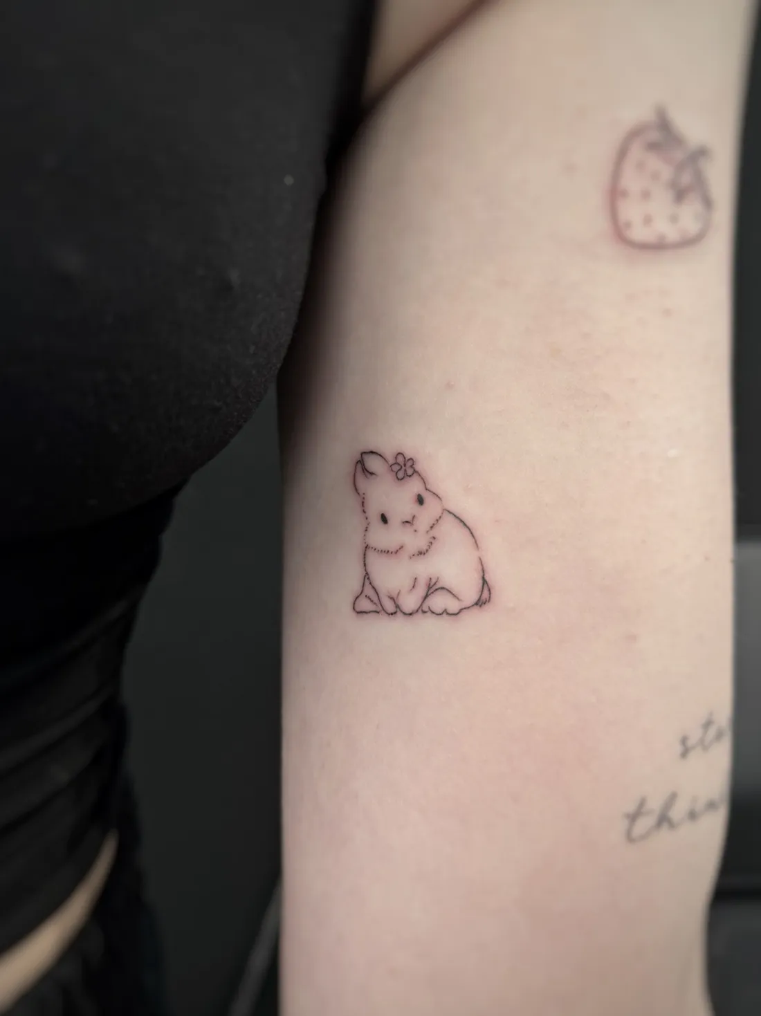 Kleines Haeschen mit Blume am Arm — Fine Line Tattoo von Alexander