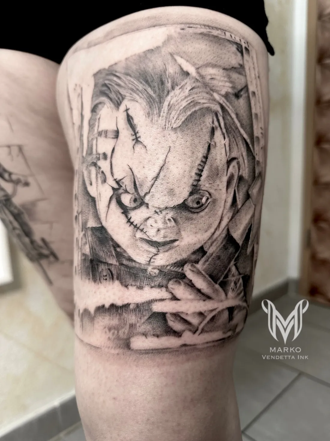 Chucky-Portrait am Oberschenkel — Realismus Tattoo von Marko