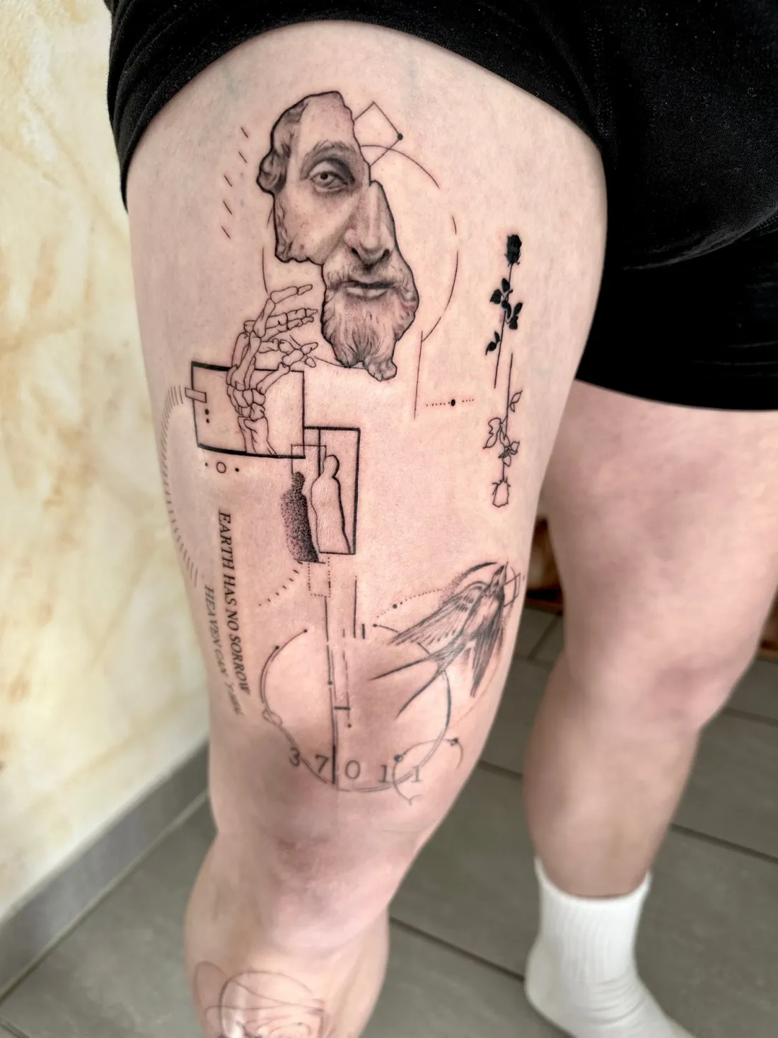 Fine-Line-Collage mit Statue am Oberschenkel — Fine Line Tattoo von Marko