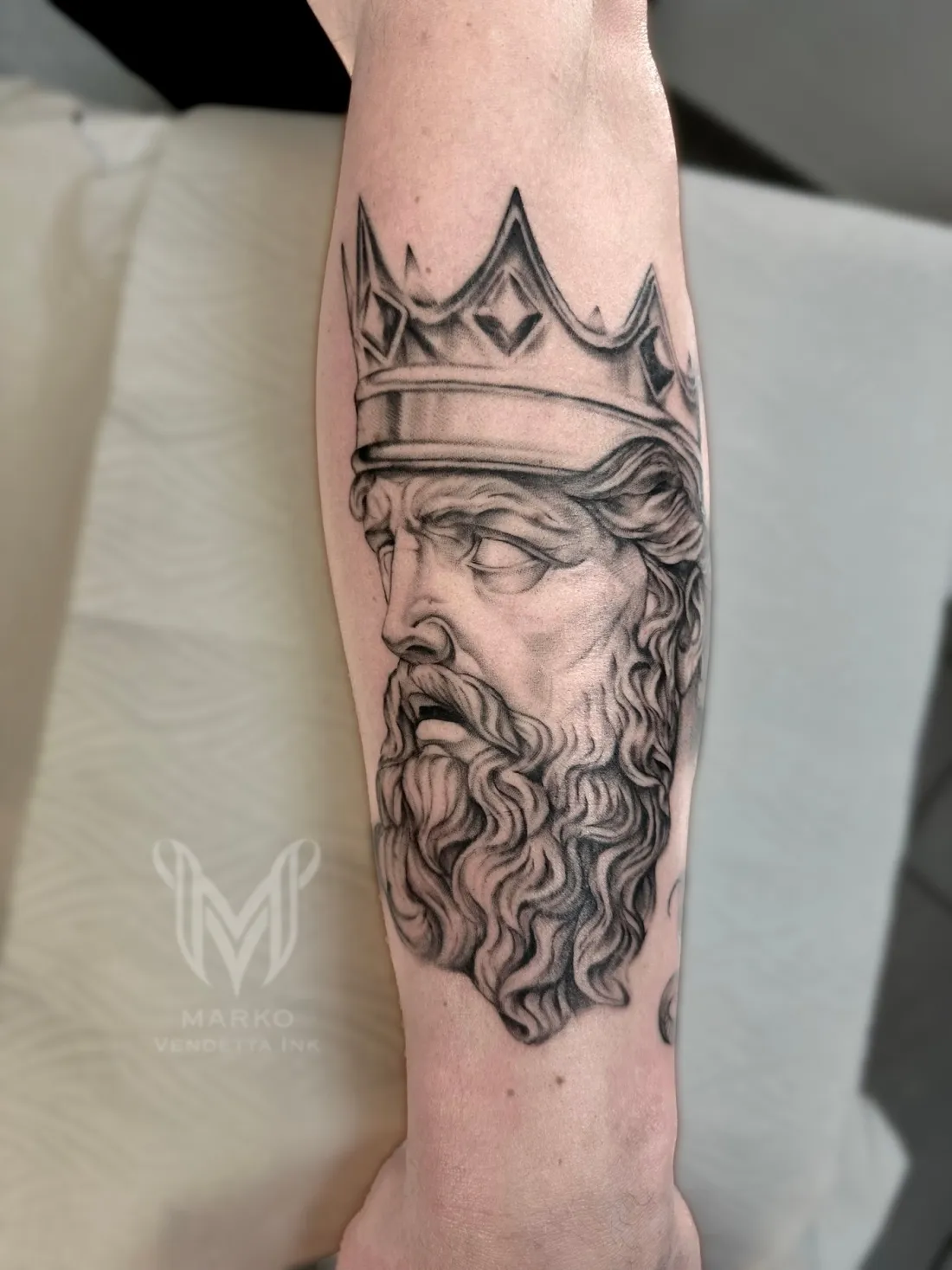 Koenig mit Krone auf Unterarm — Realismus Tattoo von Marko