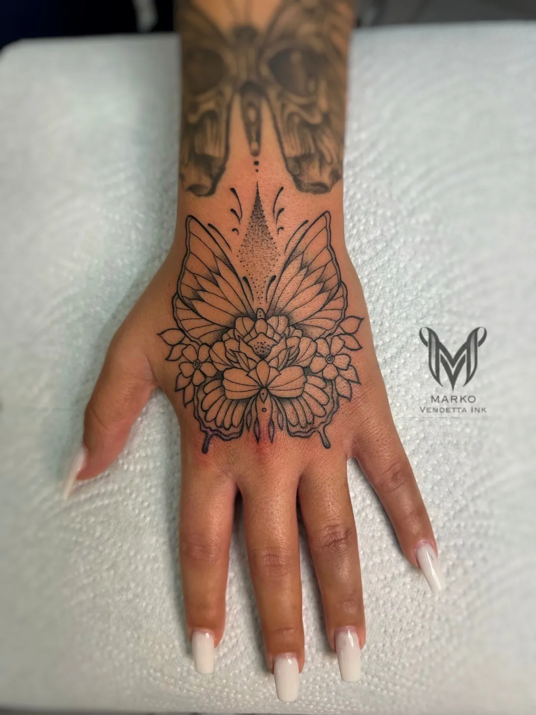 Schmetterling mit Blueten auf Handruecken — Mandala / Geometrie Tattoo von Marko