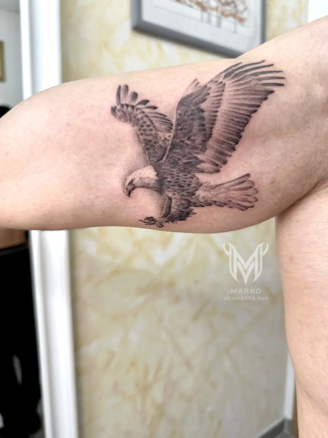 Adler im Flug am Bizeps — Realismus Tattoo von Marko