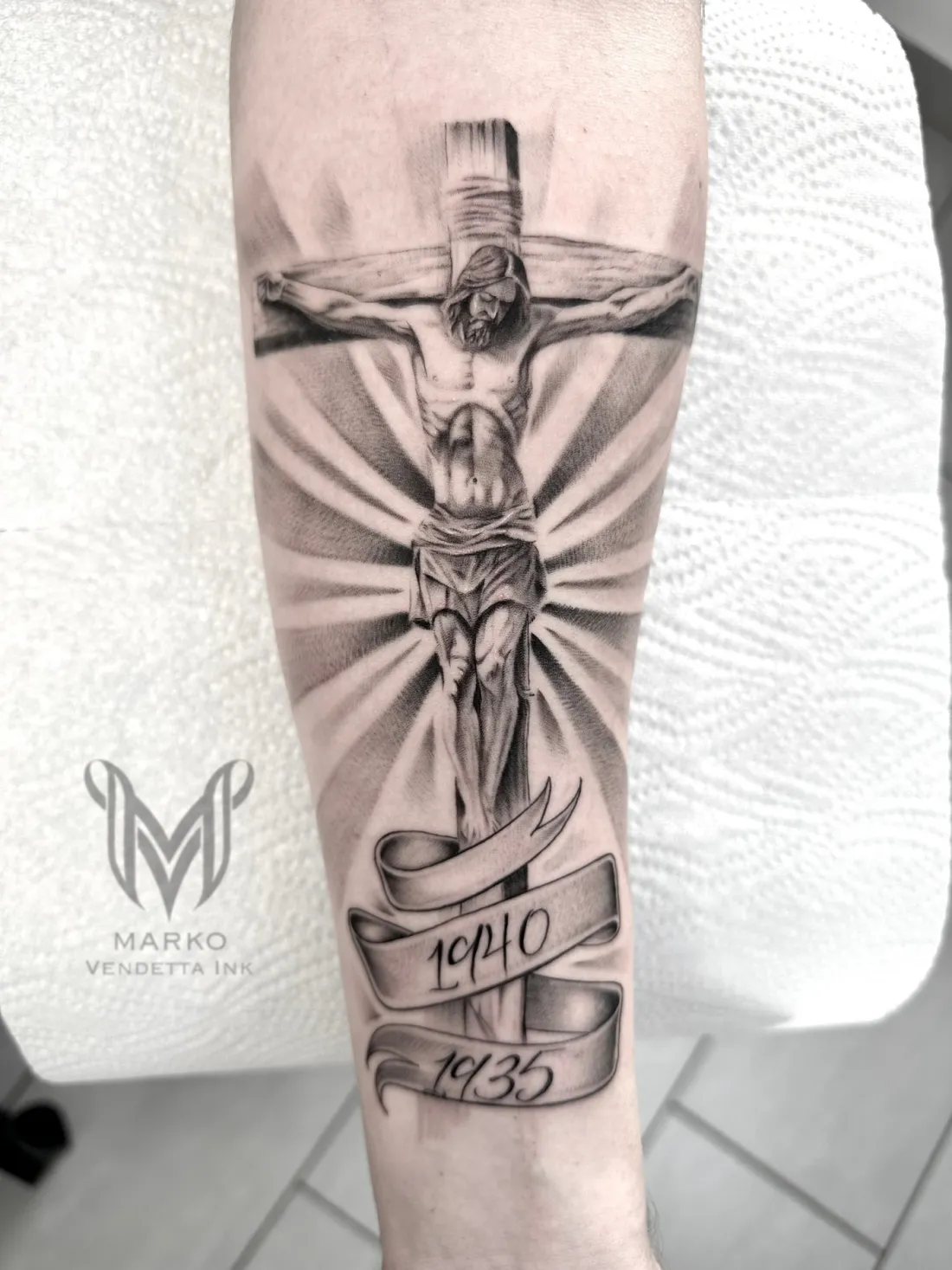 Jesus am Kreuz mit Jahreszahlen — Realismus Tattoo von Marko