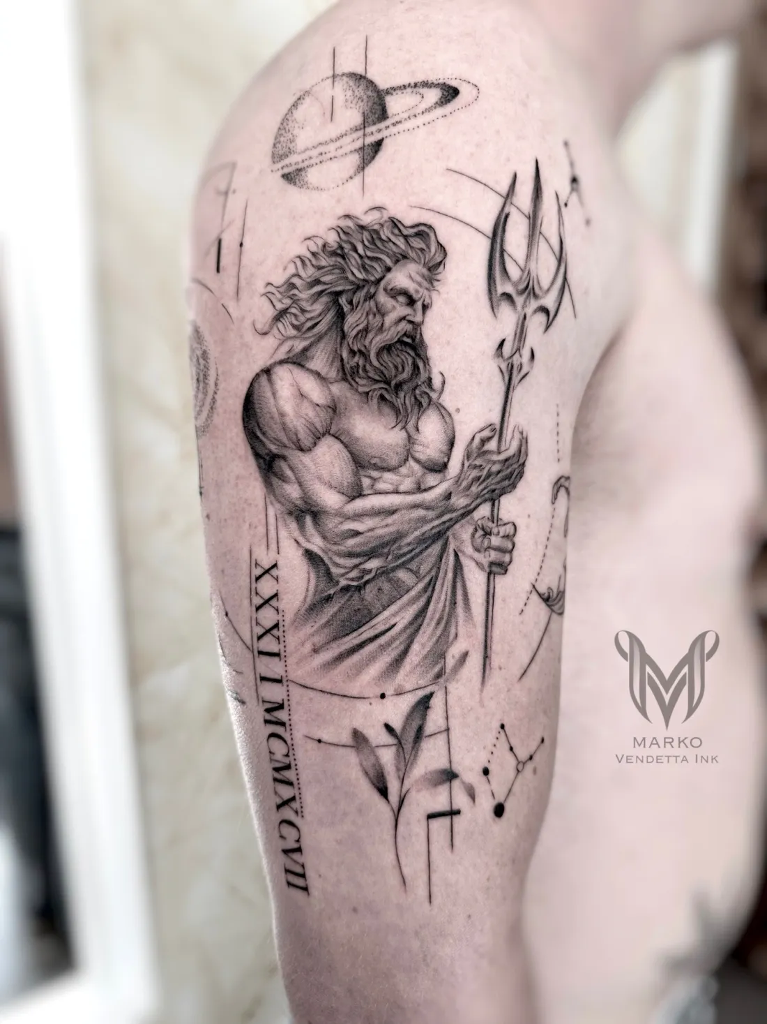 Poseidon mit Dreizack am Oberarm — Realismus Tattoo von Marko