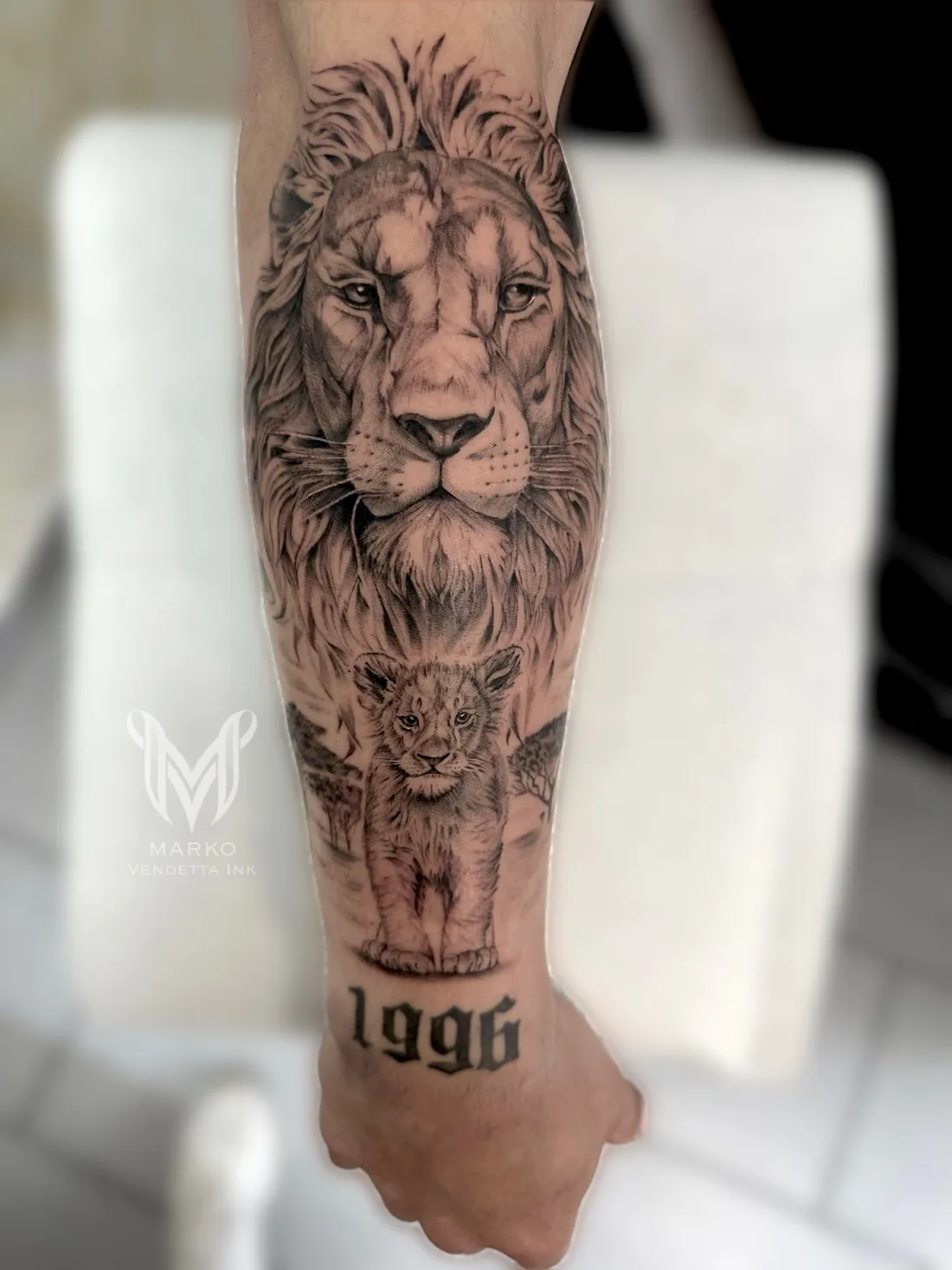 Loewe mit Jungtier am Unterschenkel — Realismus Tattoo von Marko