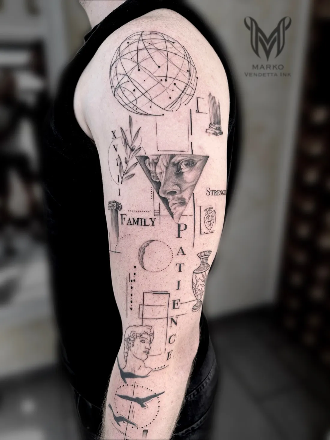 Fine-Line-Collage mit Statuen am Oberarm — Fine Line Tattoo von Marko