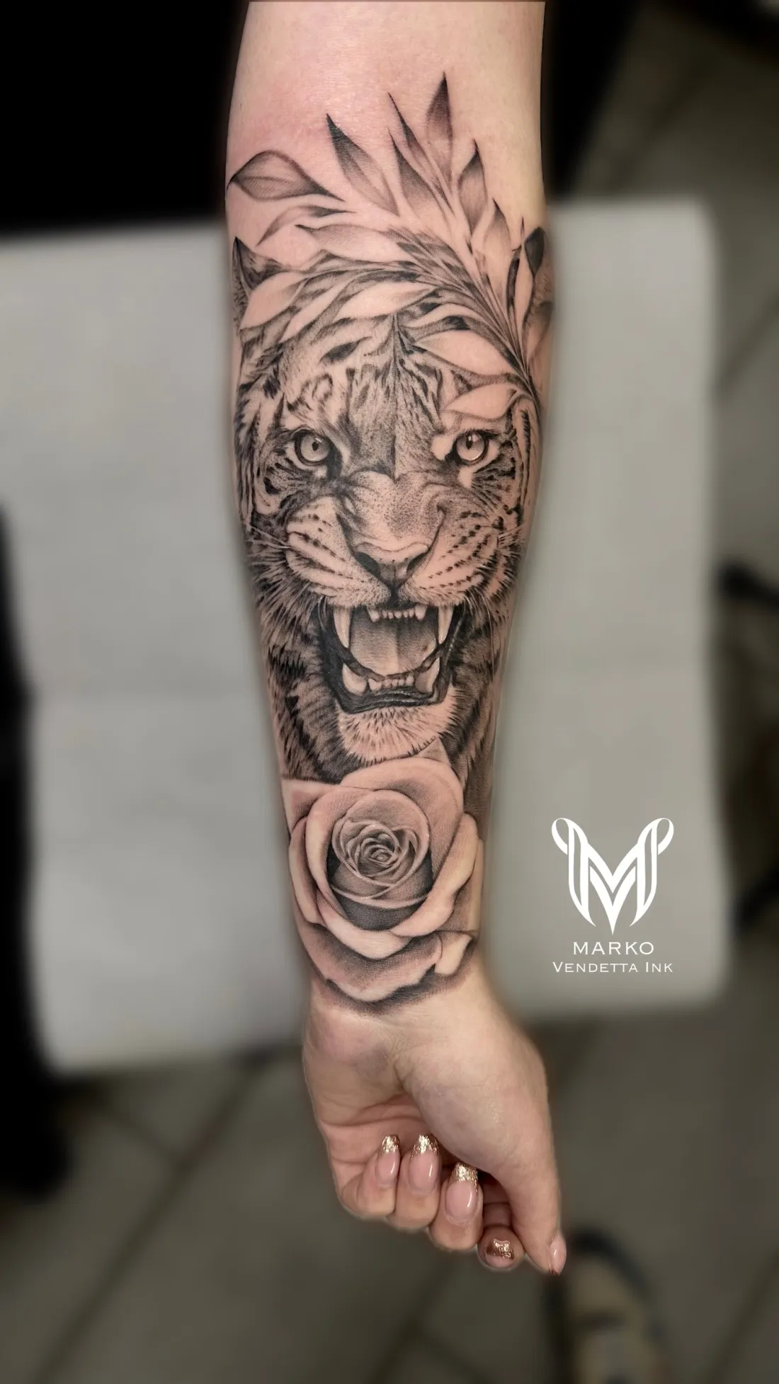 Bruellender Tiger mit Rose auf Unterarm — Realismus Tattoo von Marko
