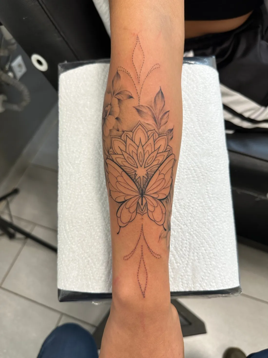 Mandala mit Schmetterling auf Unterarm — Mandala / Geometrie Tattoo von Marko