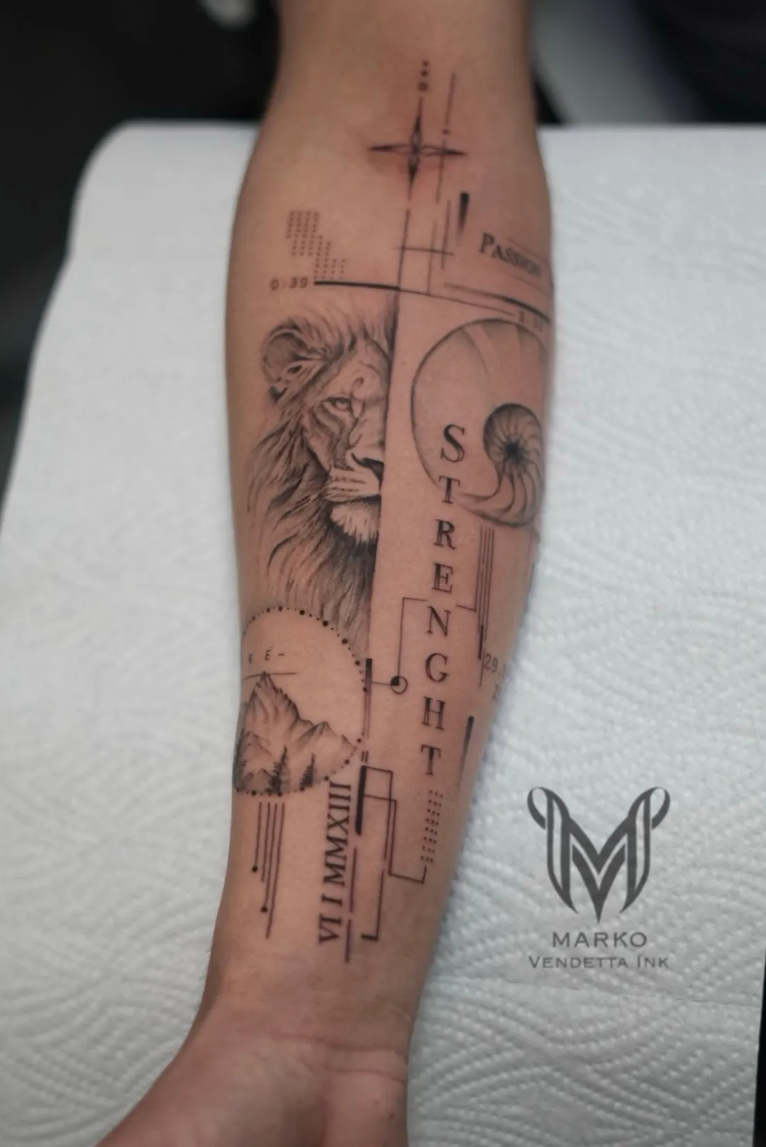 Loewe mit geometrischer Komposition auf Unterarm — Fine Line Tattoo von Marko