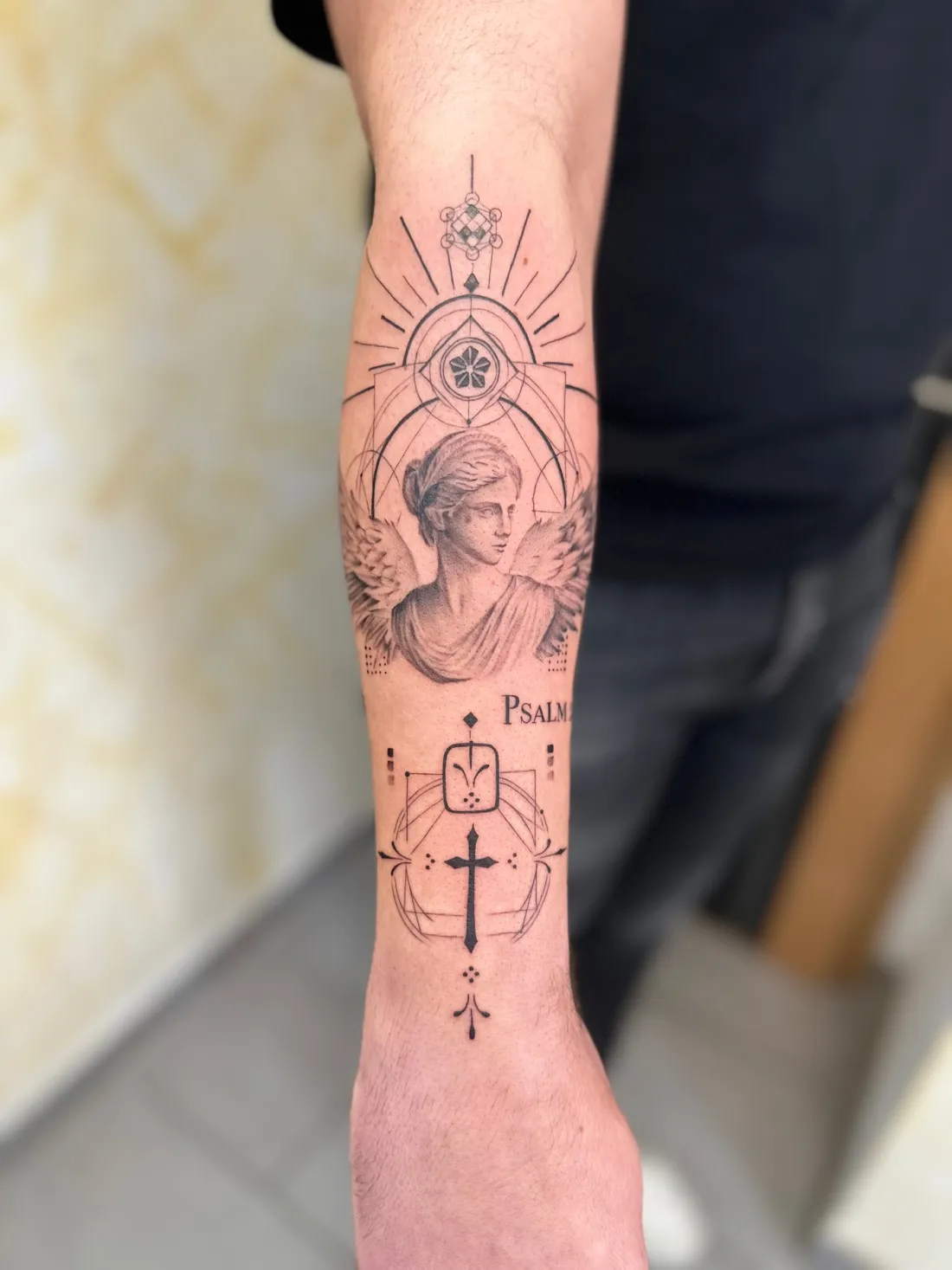 Engel mit Ornamenten und Kreuz auf Unterarm — Fine Line Tattoo von Marko
