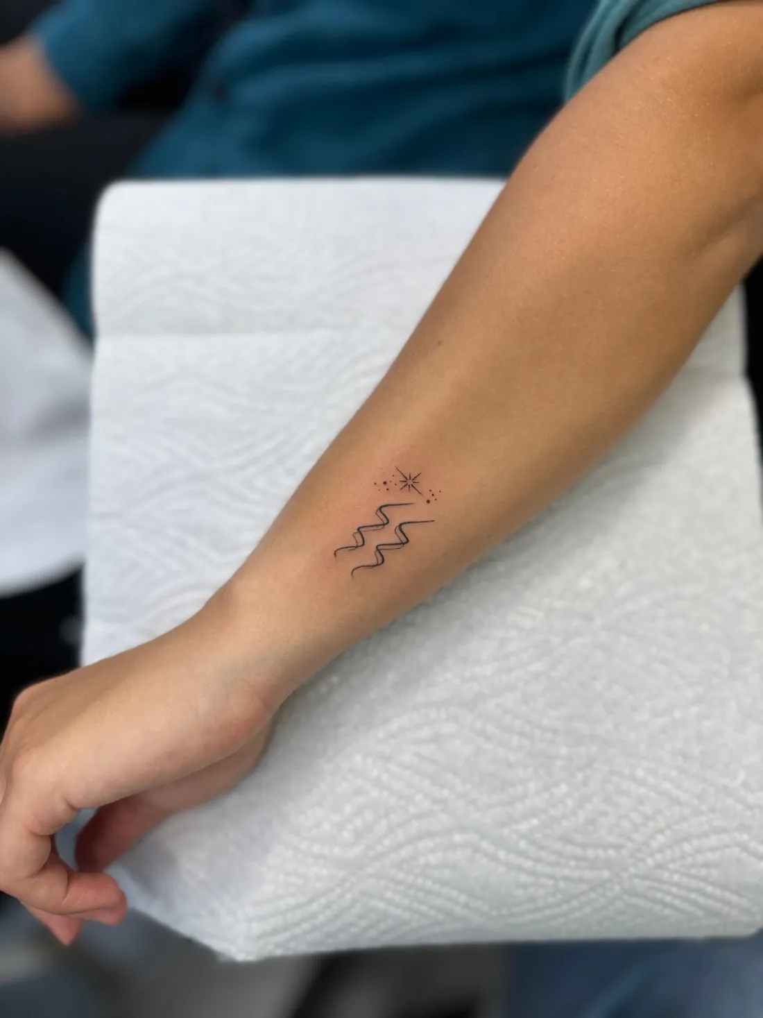 Wassermann-Zeichen mit Sternen auf Unterarm — Fine Line Tattoo von Marko