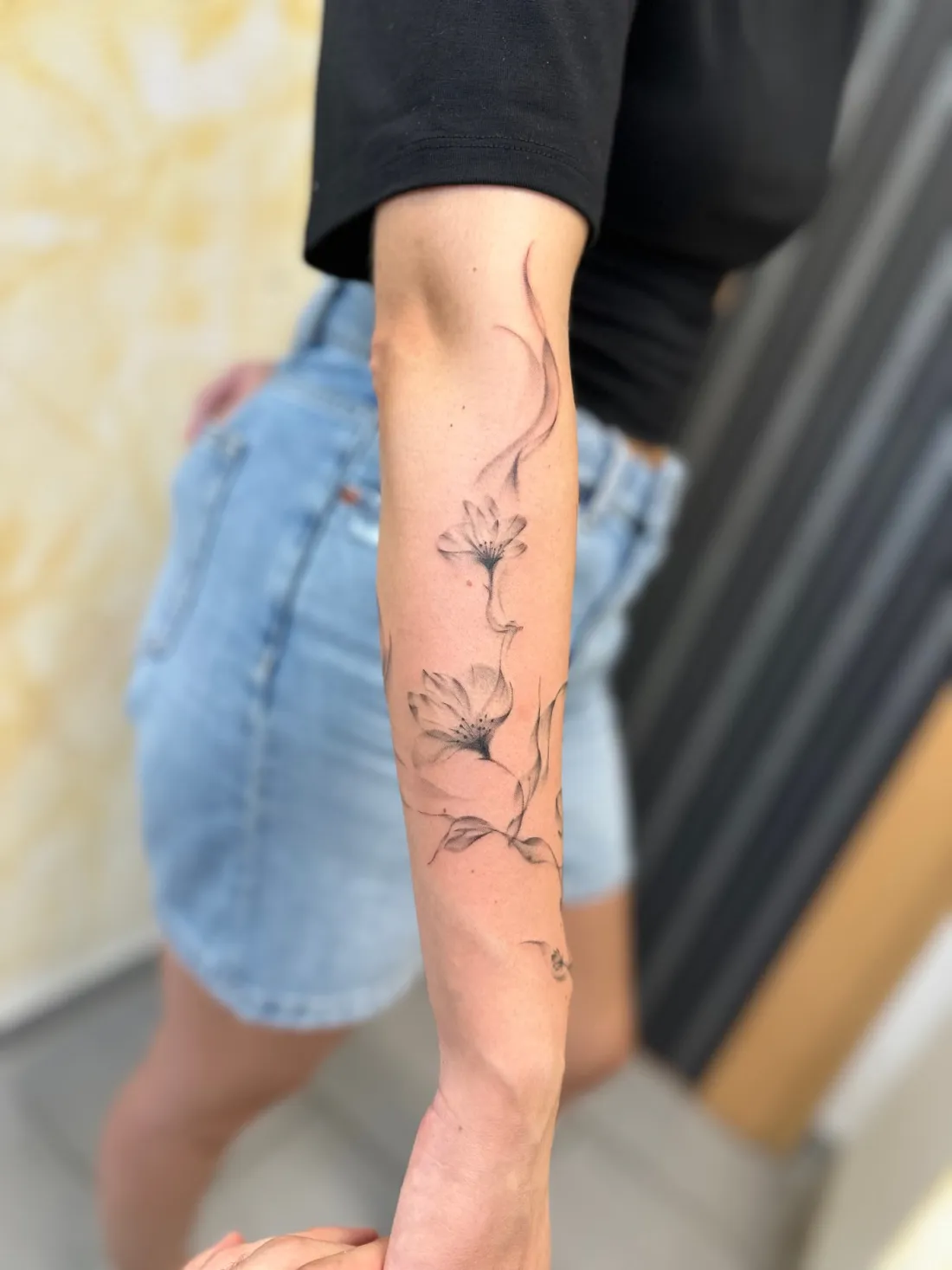 Zarte Blueten mit Rauchlinien auf Unterarm — Fine Line Tattoo von Marko