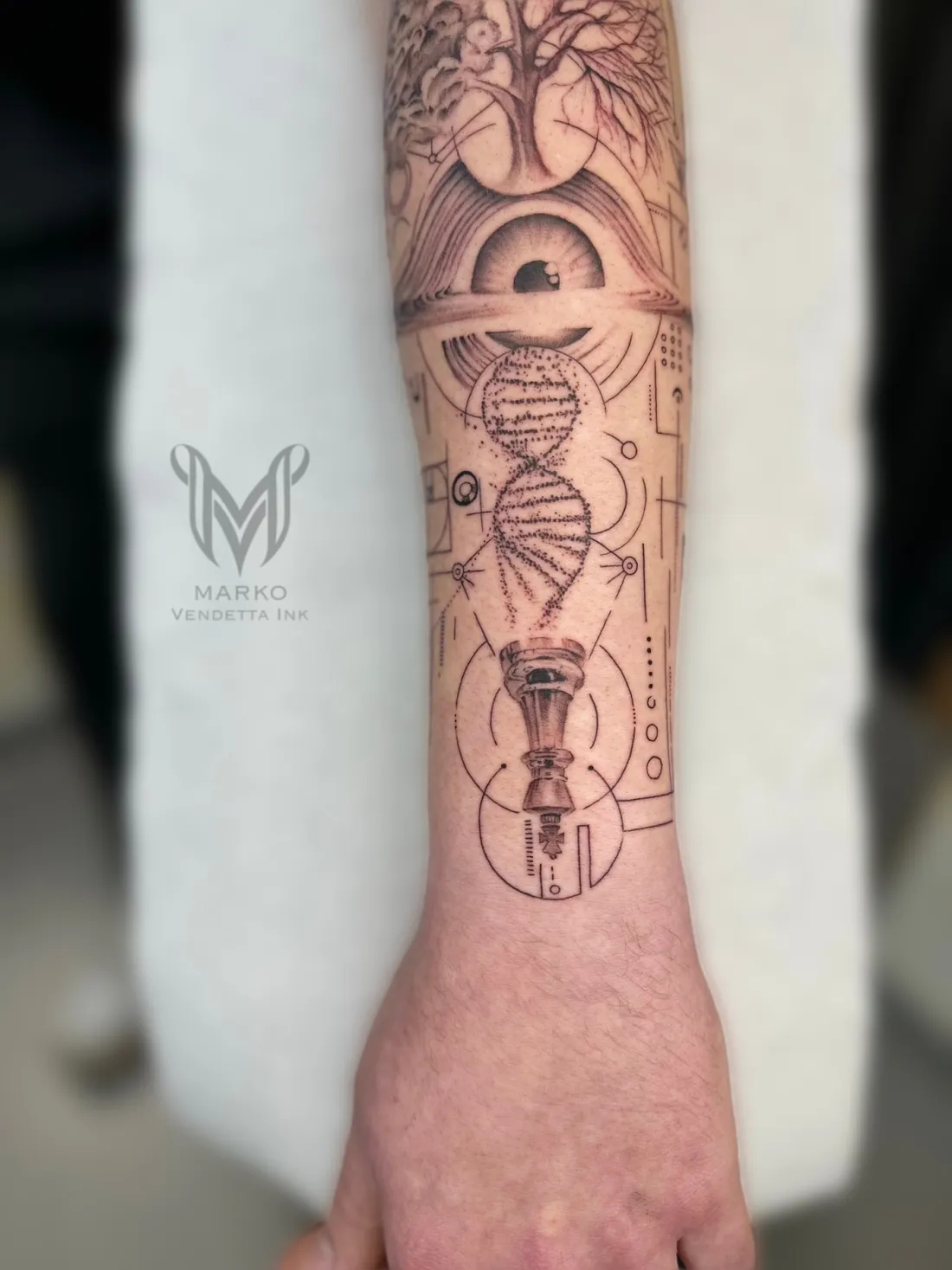 Auge, DNA-Helix und Schachfigur auf Unterarm — Fine Line Tattoo von Marko