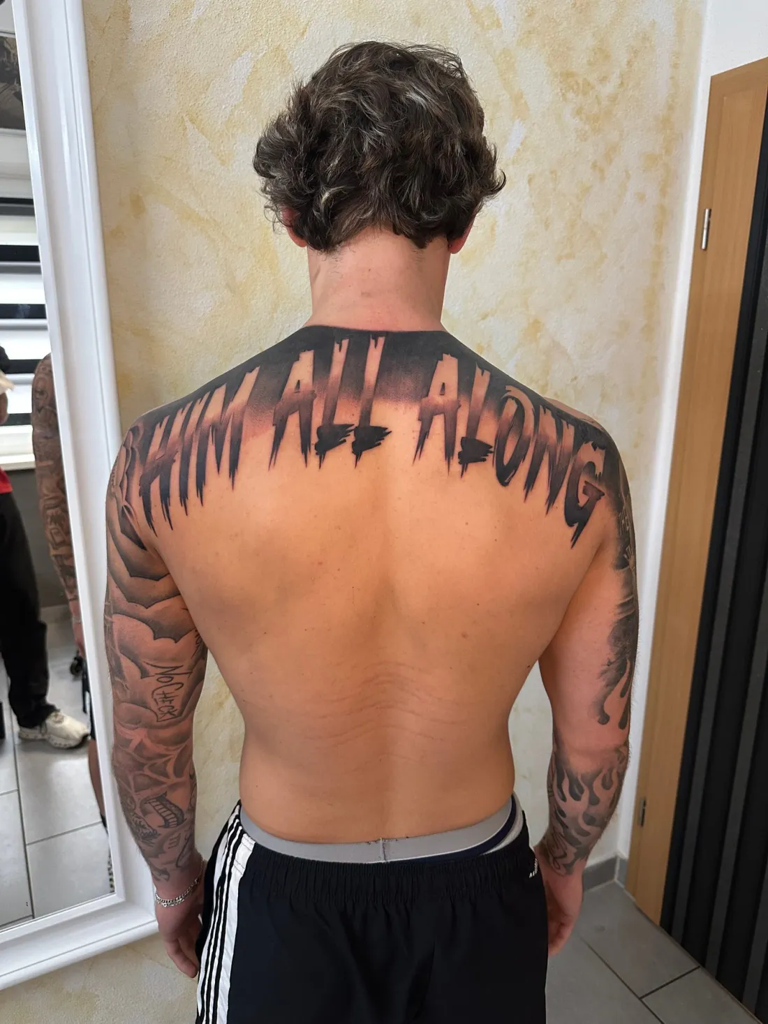 Grosser Schriftzug ueber beide Schultern — Lettering Tattoo von Marko