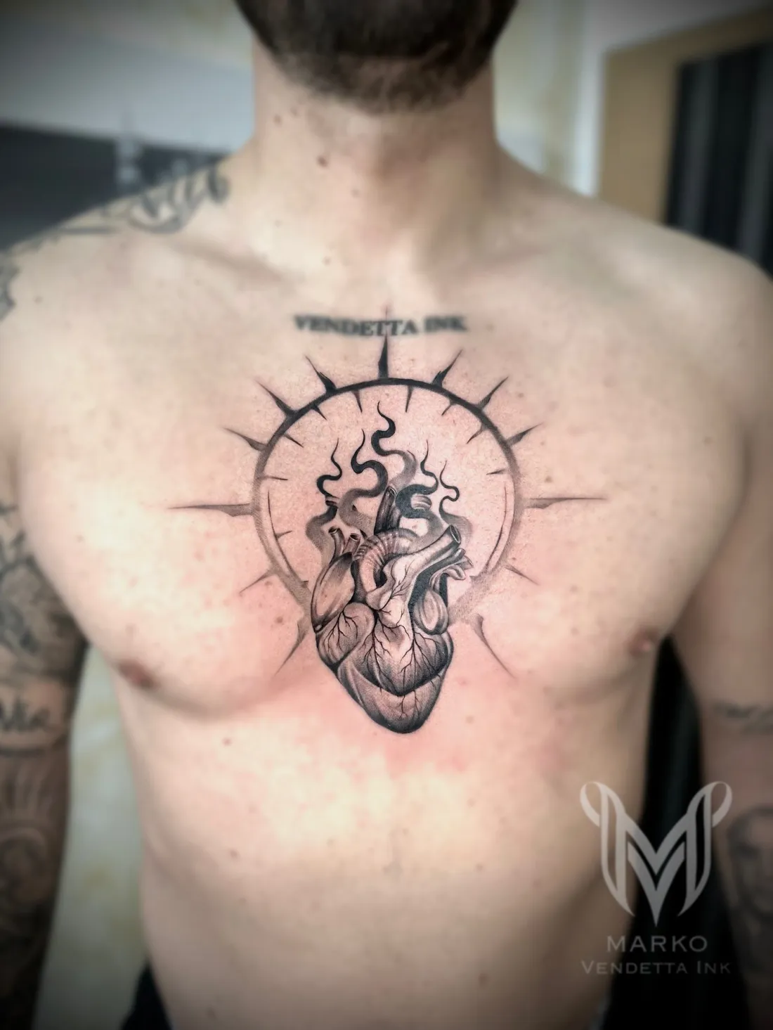 Anatomisches Herz mit Strahlenkranz auf Brust — Realismus Tattoo von Marko