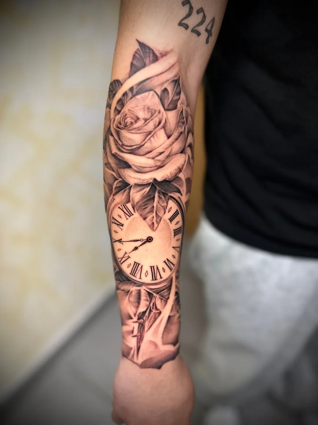 Rose mit Taschenuhr auf Unterarm — Realismus Tattoo von Marko