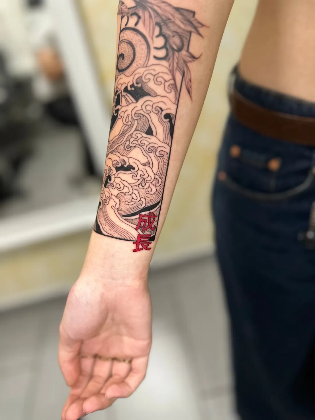 Japanische Wellen mit rotem Kanji auf Unterarm — Japanese / Anime Tattoo von Marko